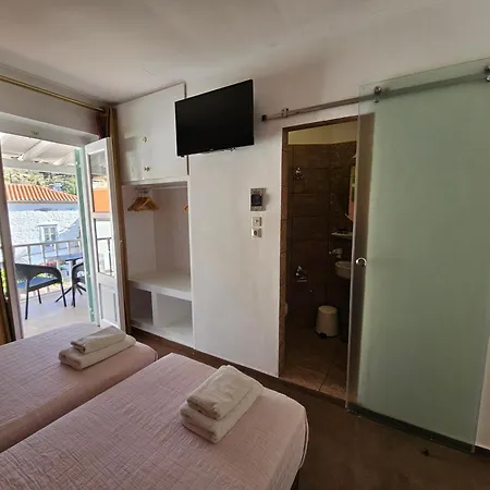 Kirki Hydra Hotel Room photo